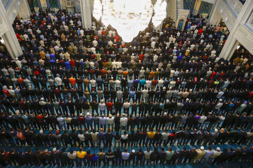 Muslims pray at Central Mosque to mark the Laylat al Qadr in Moscow, Russia.